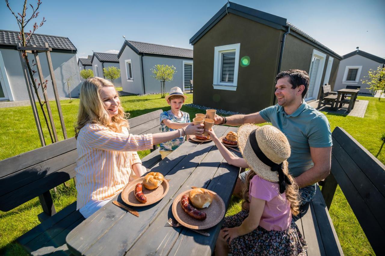 Scandi Village Zator Exteriör bild