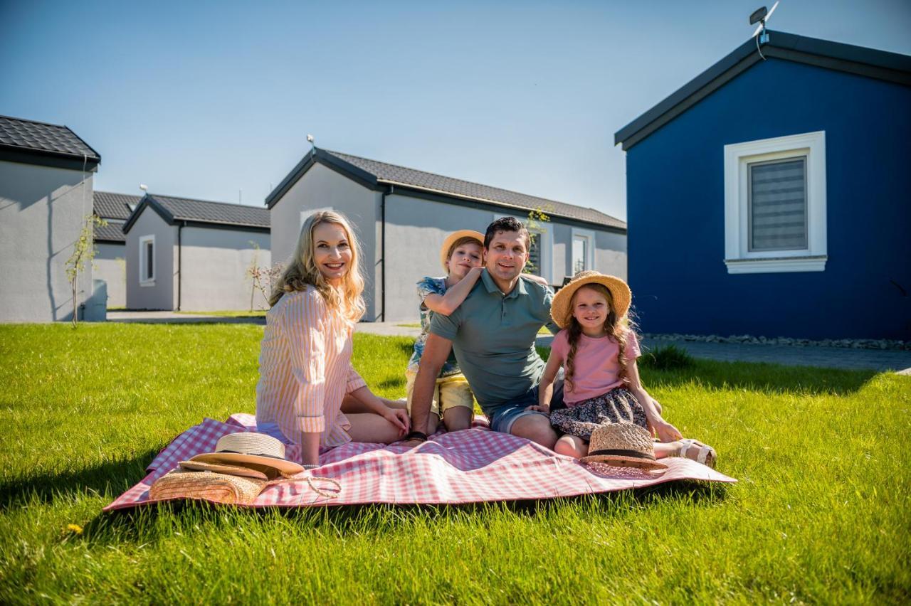 Scandi Village Zator Exteriör bild
