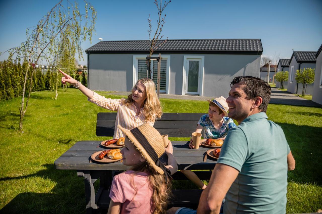 Scandi Village Zator Exteriör bild