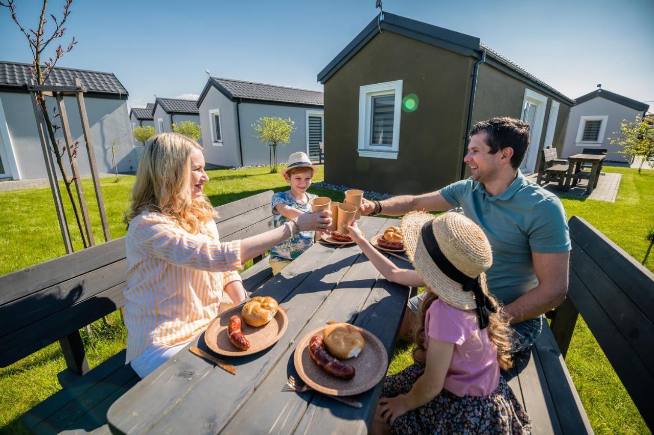 Scandi Village Zator Exteriör bild